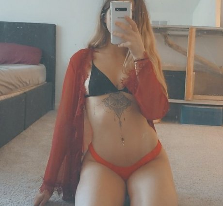 QueenV naked star picture