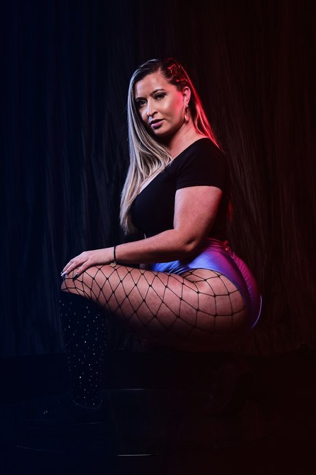 QueenBz perfect model photo