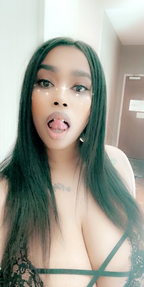 RAVIN PLAYS free naked pornstar photo