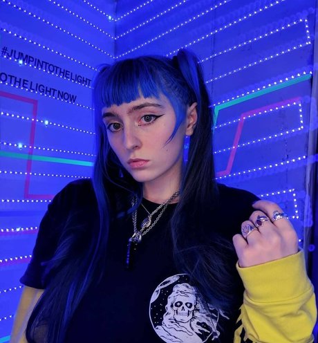 Ashnikko star high quality img