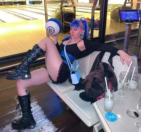 Ashnikko sexy actress pics