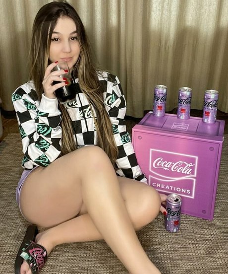 Carolzinha SG model adult images