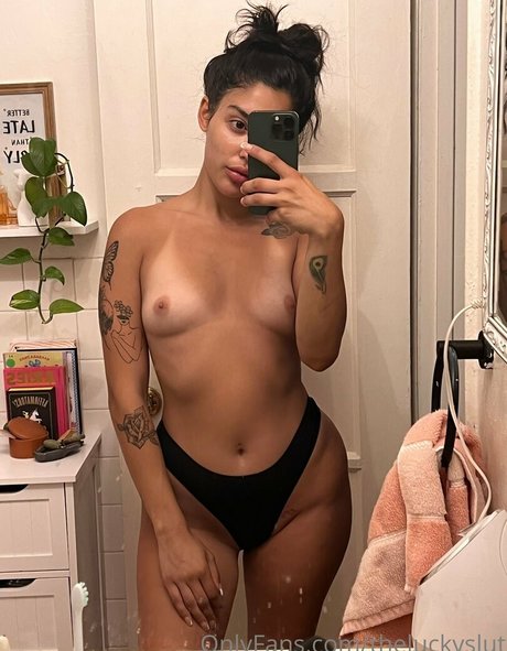 theluckyslut model erotic pic