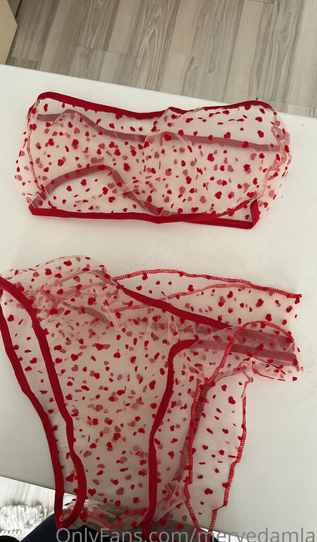 mervedamla nude model pic