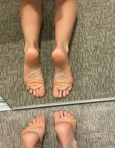 herathletefeetxo art model image