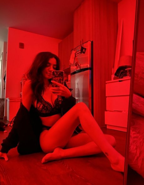 Tylenaaa nude actress image