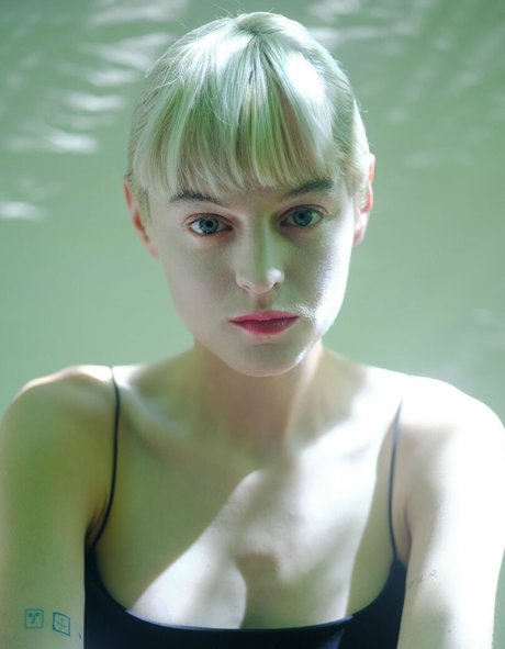 Emma Corrin star sexy pictures