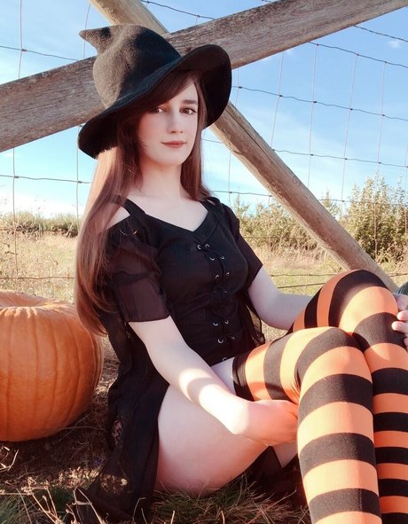 MFC Kitty beautiful model picture