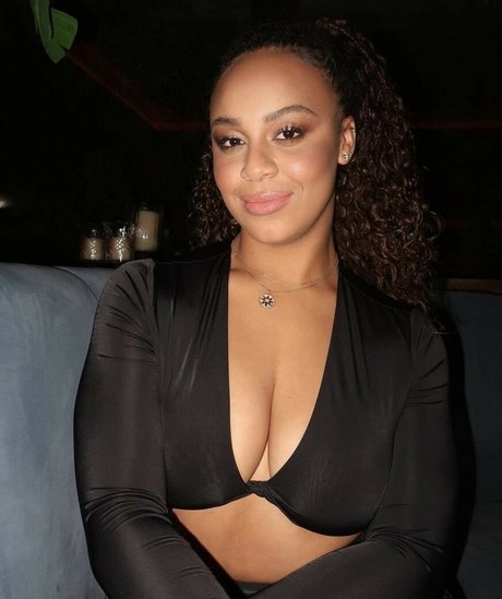 Nia Sioux star sexy picture