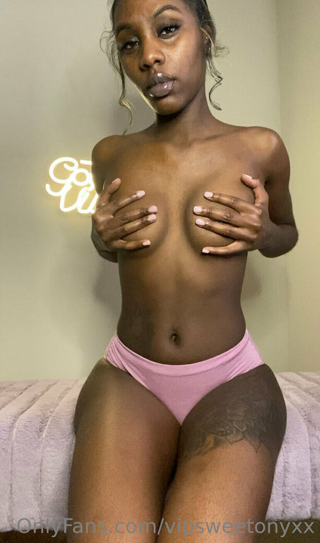 vipsweetonyxx model picture