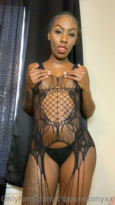 vipsweetonyxx free model pictures
