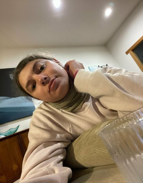 chippiechipsbimbo model naked image