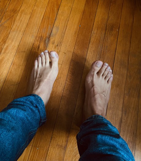 papisfeet nudes model image