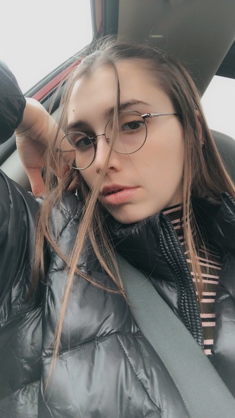 Ysa adult model photo