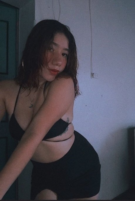 Estefany Solis model art pics