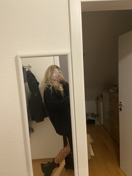 woistdieline porn actress galleries