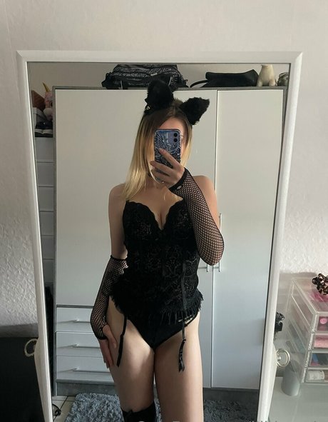 lilbloomix pretty model image