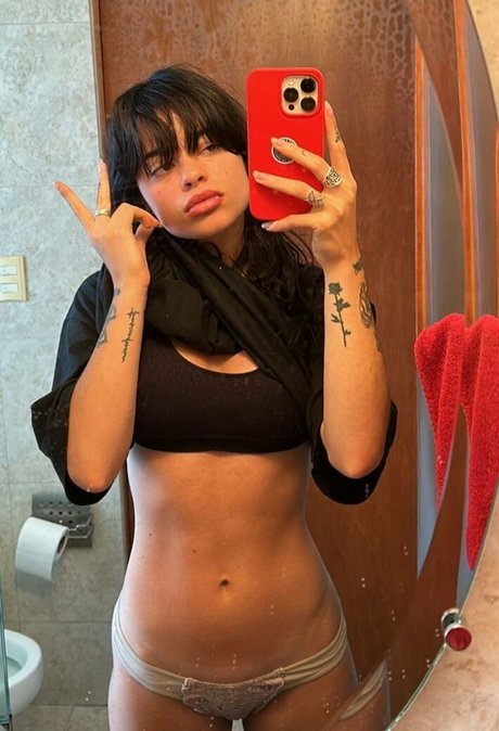 Juli Savioli hot model photos