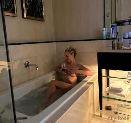 Allyyyrose naked star images