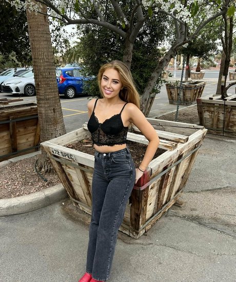 DakotaJane model pretty picture