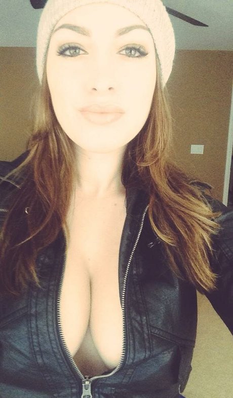 Katiepurrs adult model pic