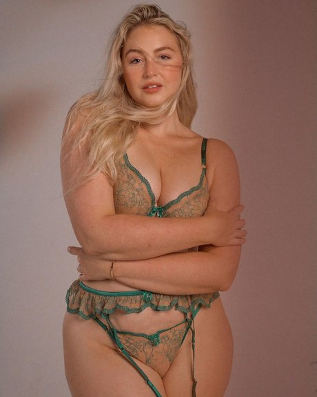 Iskra Lawrence naked actress picture