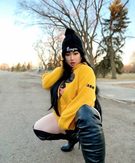 Lily Le erotic pornstar archive