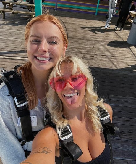 Taylor Hughs naked actress photo