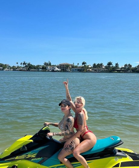 Taylor Hughs hd actress image