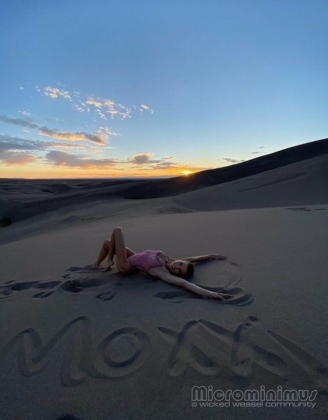 Love Moxxi erotic actress pics