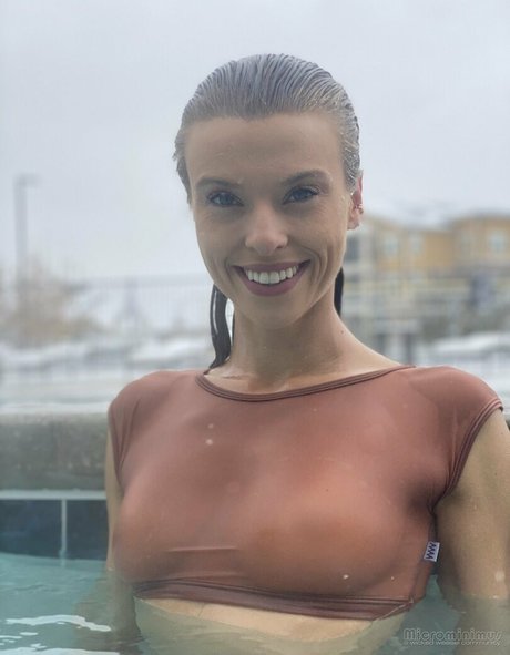 Love Moxxi model erotic photos