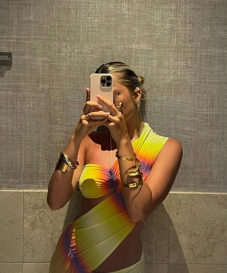 Tasha Ghouri art star photos