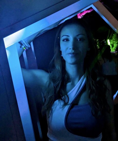 Echochlo model adult pictures