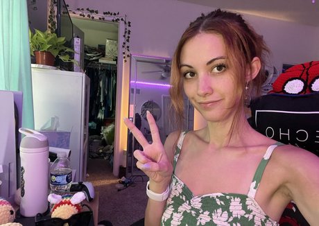 Echochlo nude model pic