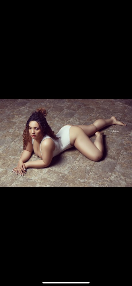 SimplyQueenT pornstar erotic picture