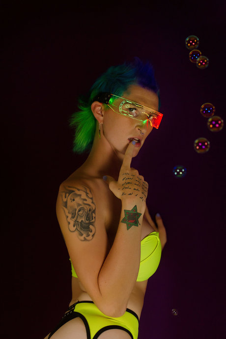 Trannie Oakley nude star pics