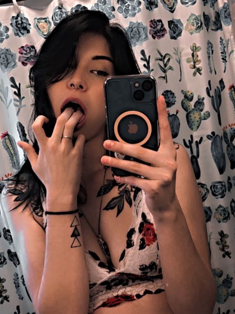 LyssyBaby nudes model archive