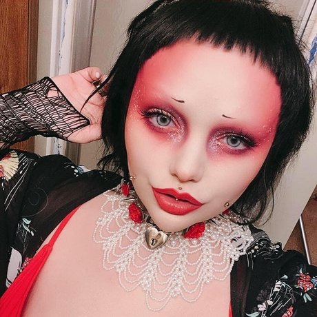 Porcelain Pixie xxx actress image