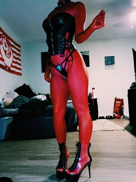 Phoenfatale erotic model photo