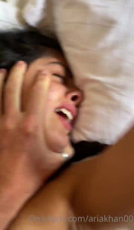 Aria Khan sexy actress img