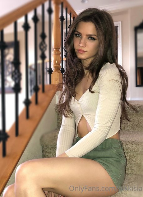 Nikki Sia star high quality image