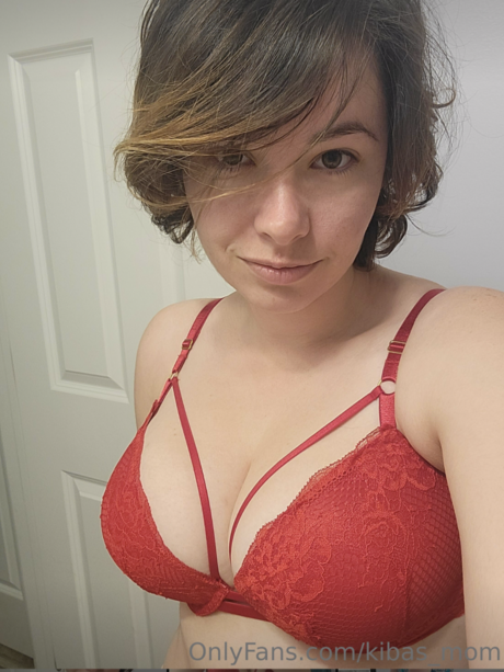 Kibas Mom sexy actress pics