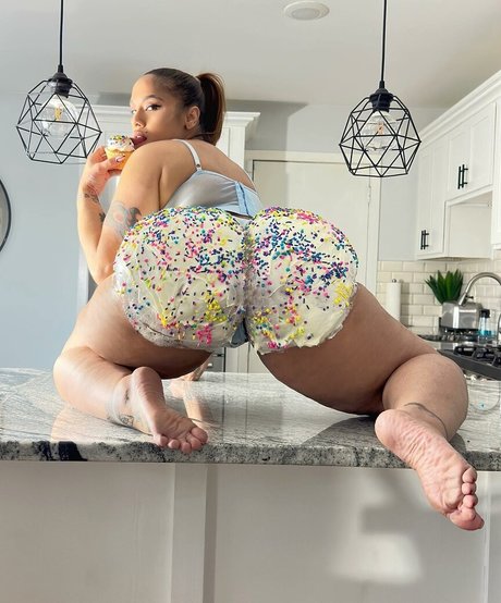 Scarlett Cakez star beautiful img