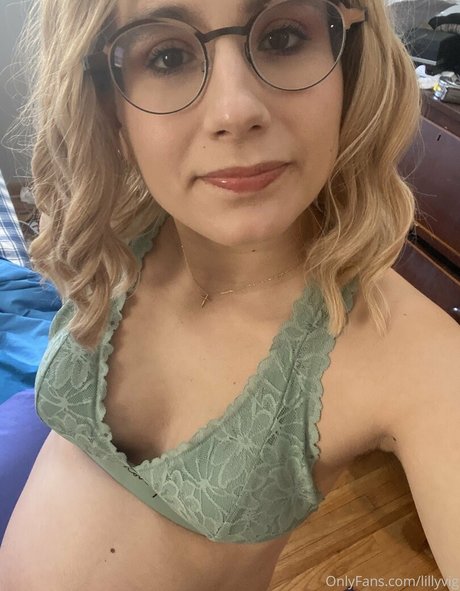 Lillyvig sexy actress pic