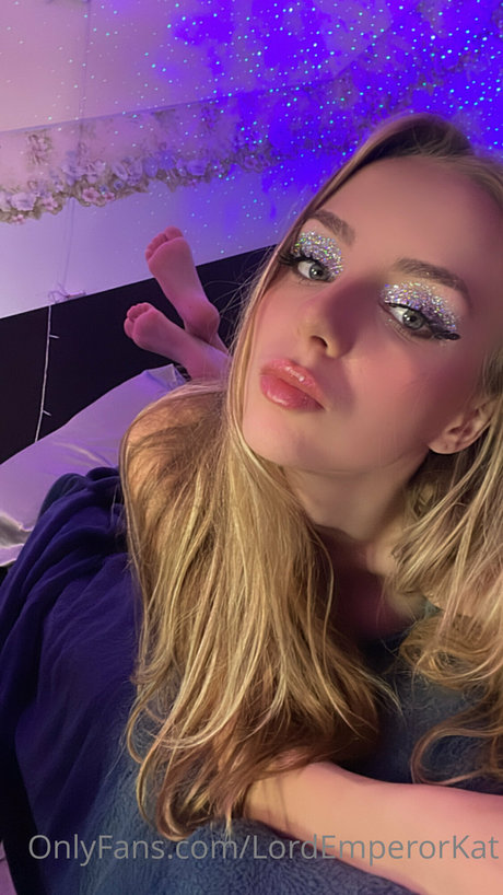 Kat ONLINE NOW art star images