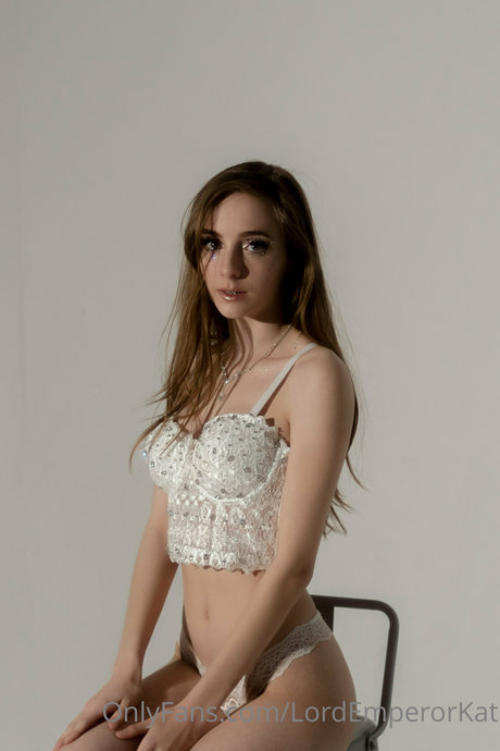 Kat ONLINE NOW model photo