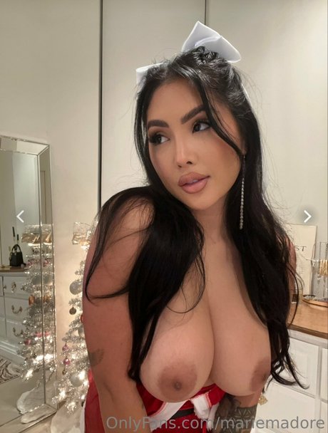 Marie Madore naked model img