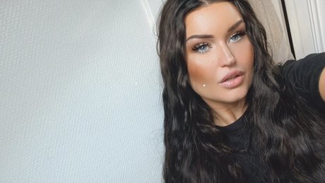 Scream Queen high quality pornstar img