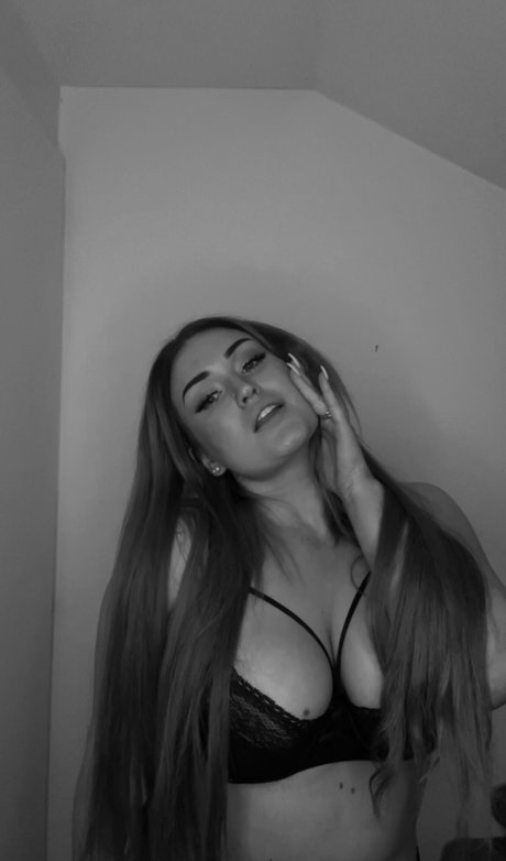 Scream Queen star adult img