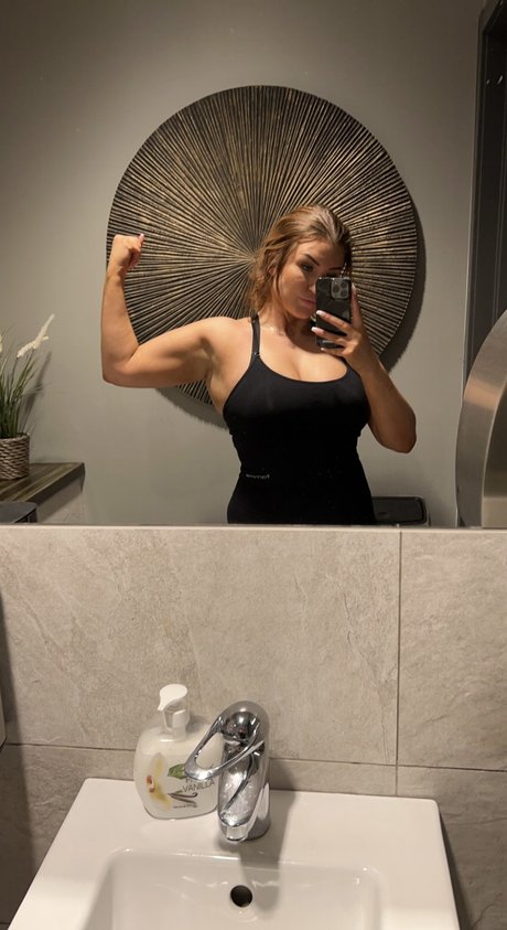 Scream Queen hot actress image